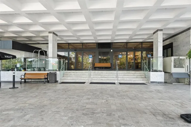 $2,600 | 4101 Pine Tree Drive, Unit 802, Miami Beach, FL 33140