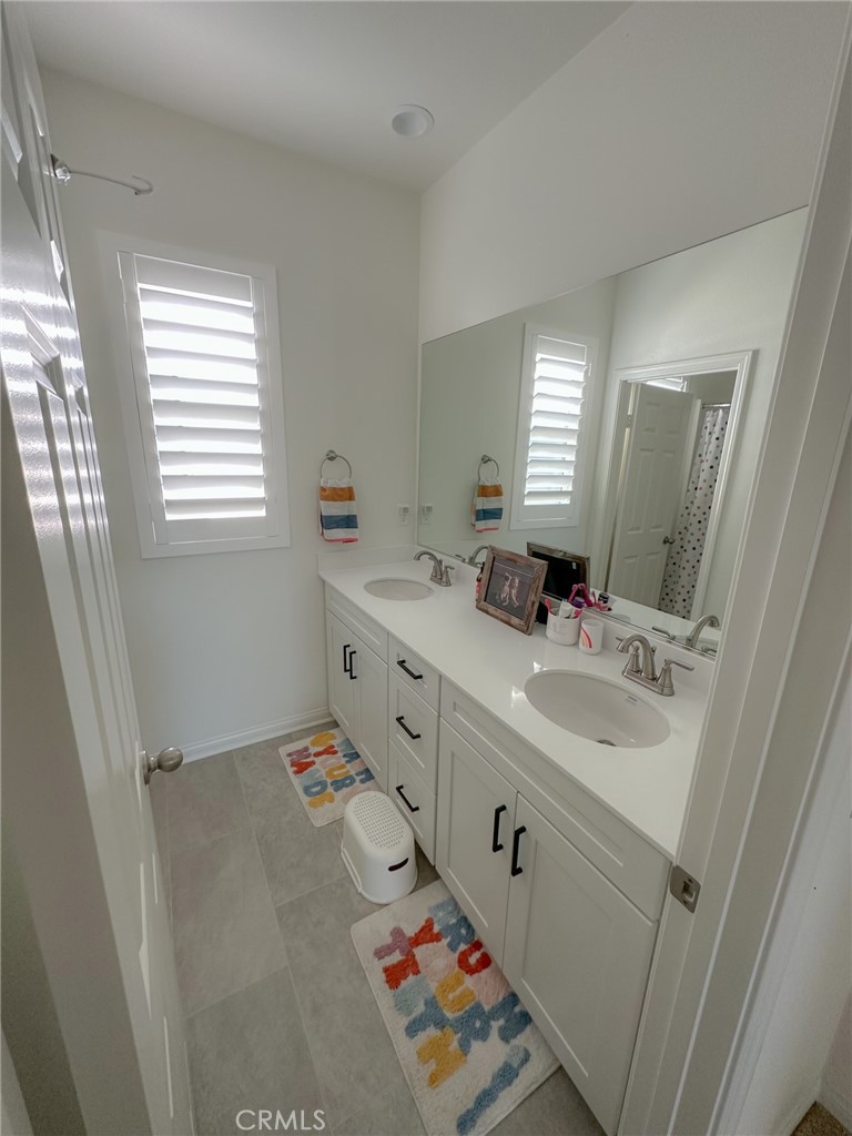39547 Verbena Way Temecula, CA 92591 - Photo 20 of 31 a en suite bathroom with double vanity and mirrors
