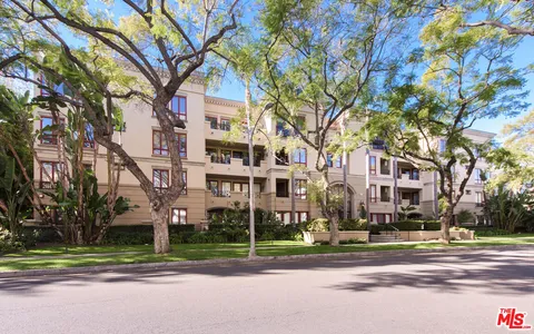 $1,583,000 | 411 North Oakhurst Drive, Unit 305, Beverly Hills, CA 90210