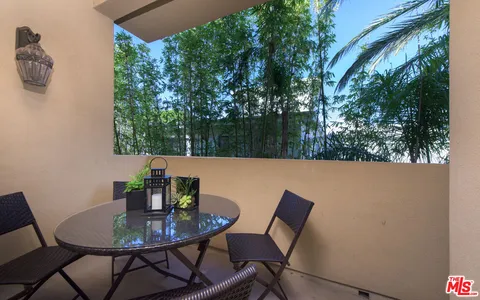 $1,583,000 | 411 North Oakhurst Drive, Unit 305, Beverly Hills, CA 90210