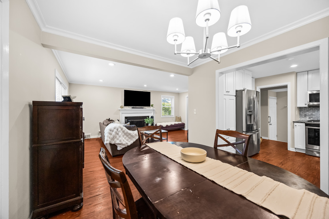 2314 Simpson Street Evanston, IL 60201 - Photo 9 of 37