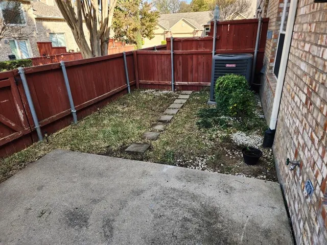 a view of a backyard