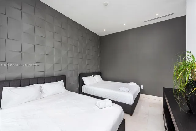 a en suite bathroom with a double vanity sink and mirror