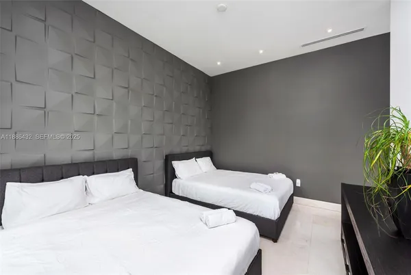 a en suite bathroom with a double vanity sink and mirror