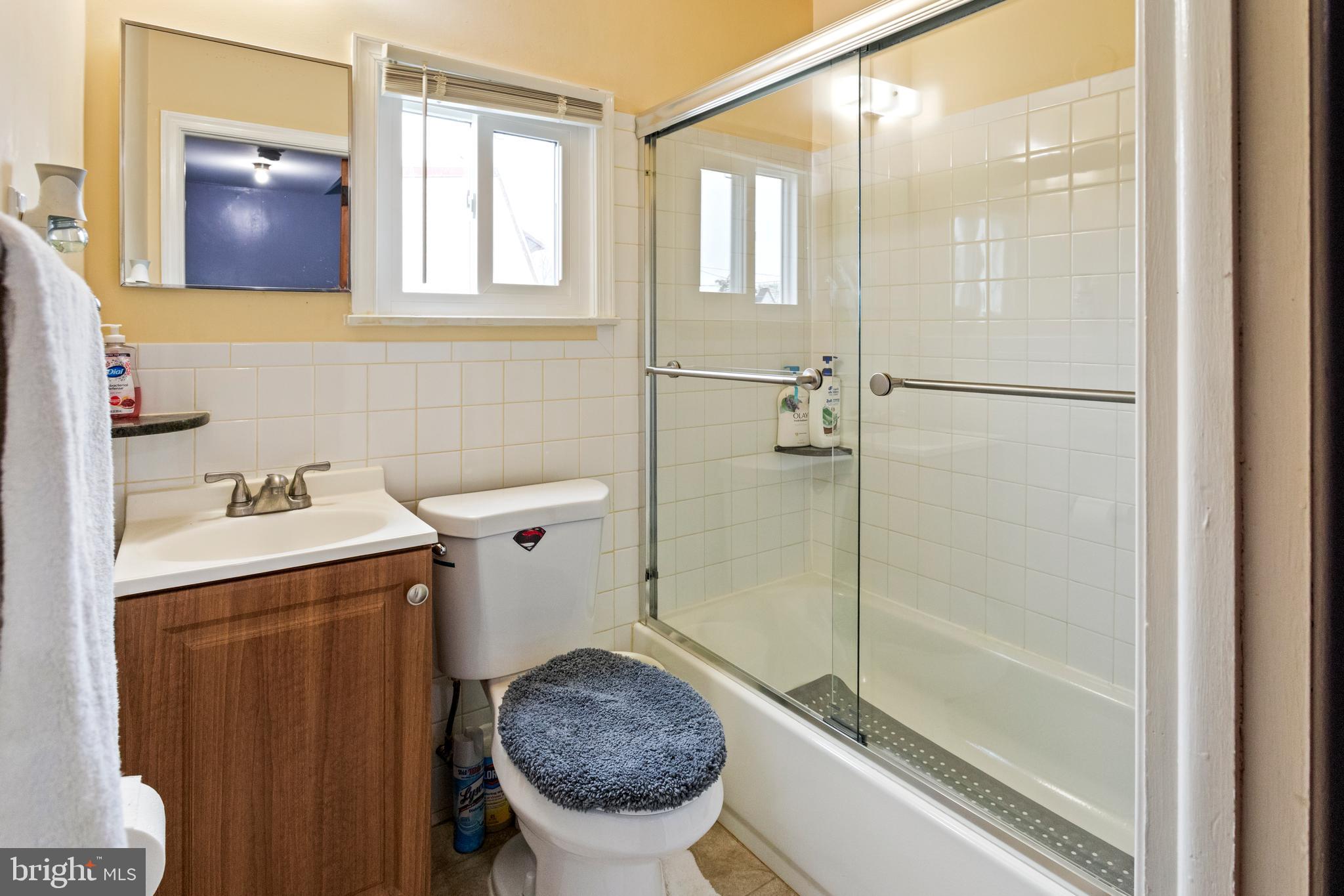 1043 Foster Street Philadelphia, PA 19116 - Photo 20 of 22 a bathroom with a sink toilet and shower