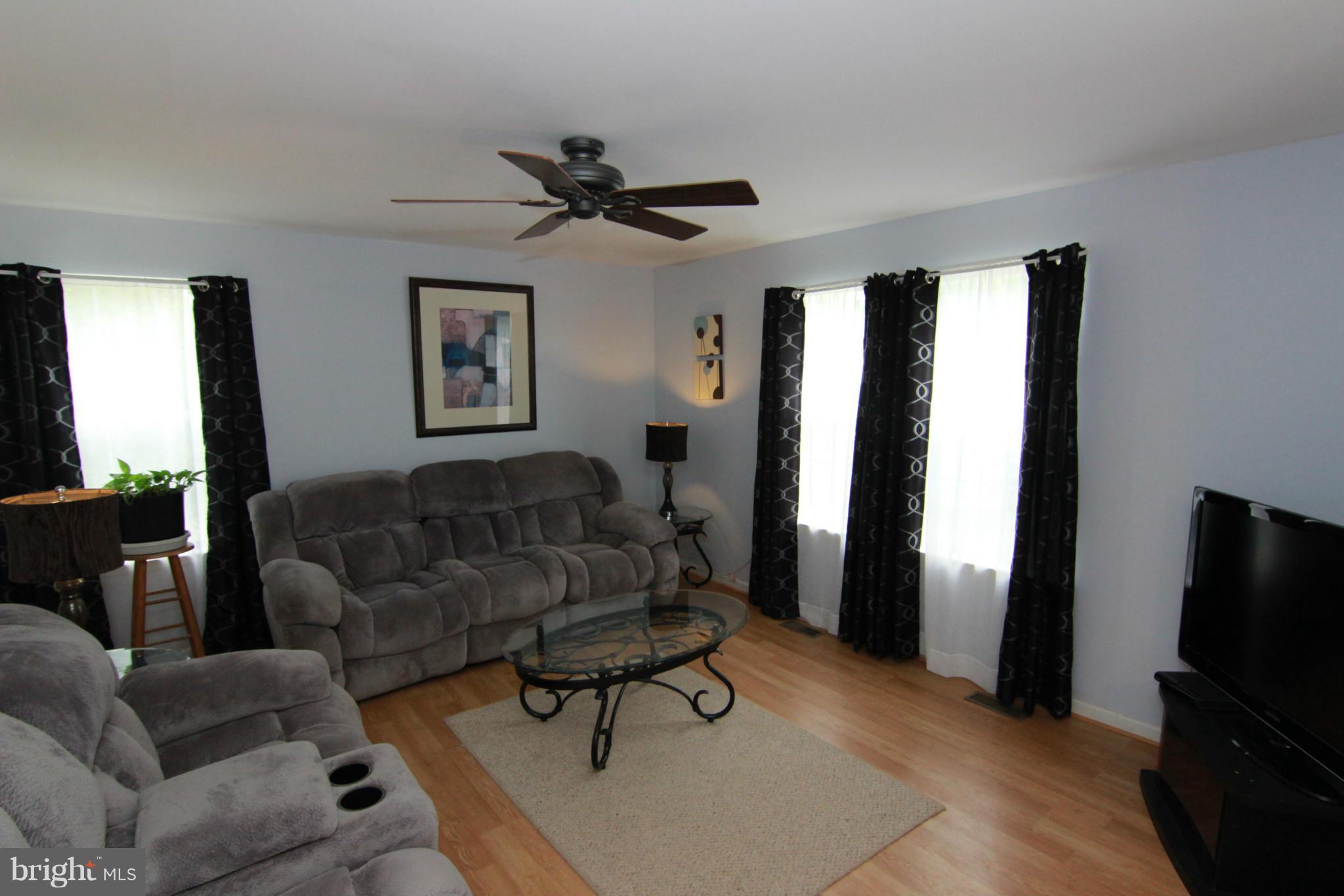 236 Asbury Road Pasadena, MD 21122 - Photo 3 of 29 Living Room