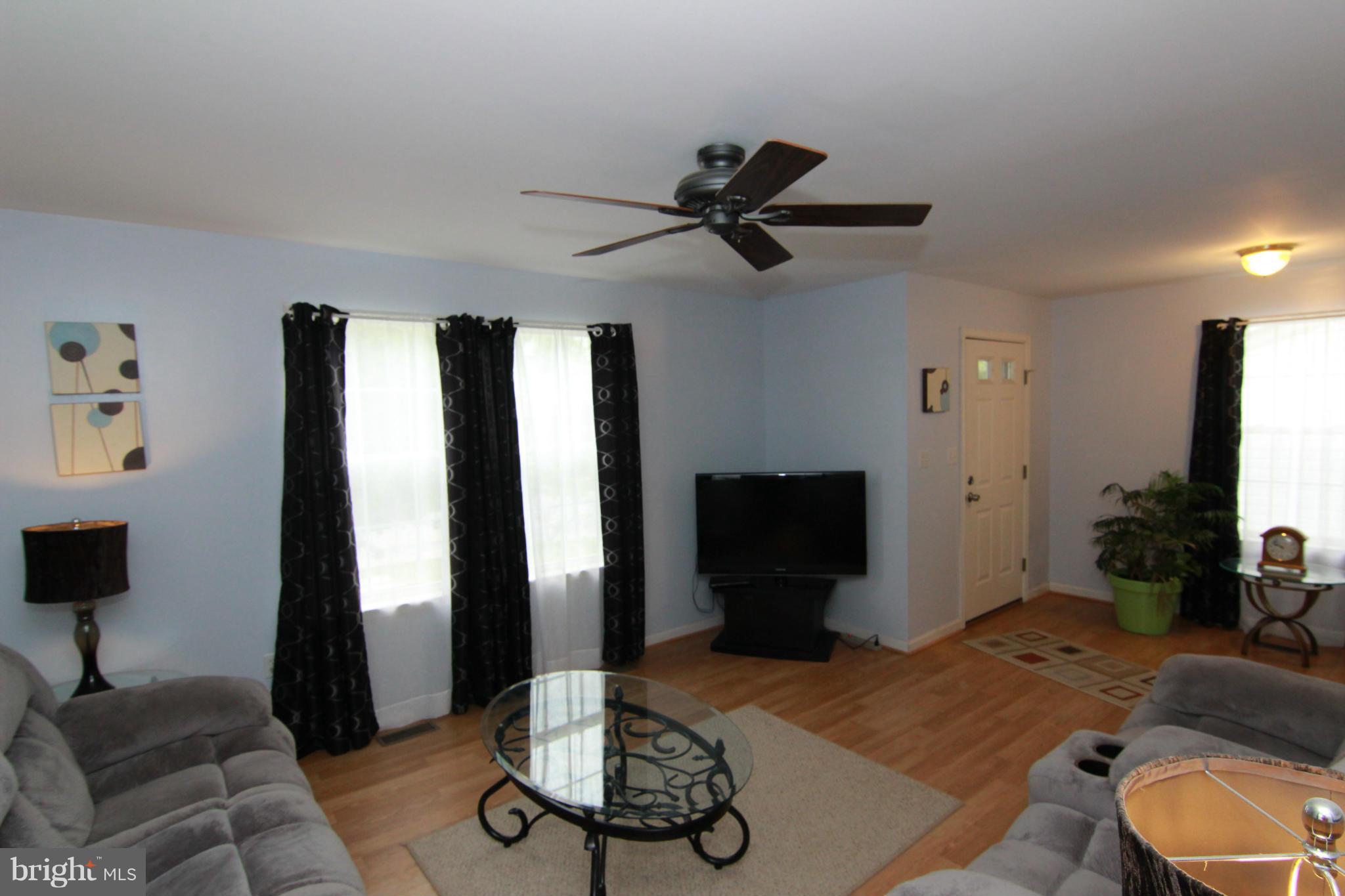 236 Asbury Road Pasadena, MD 21122 - Photo 4 of 29 Living Room