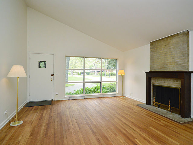 3530 Hillside Road Evanston, IL 60201 - Photo 2 of 18