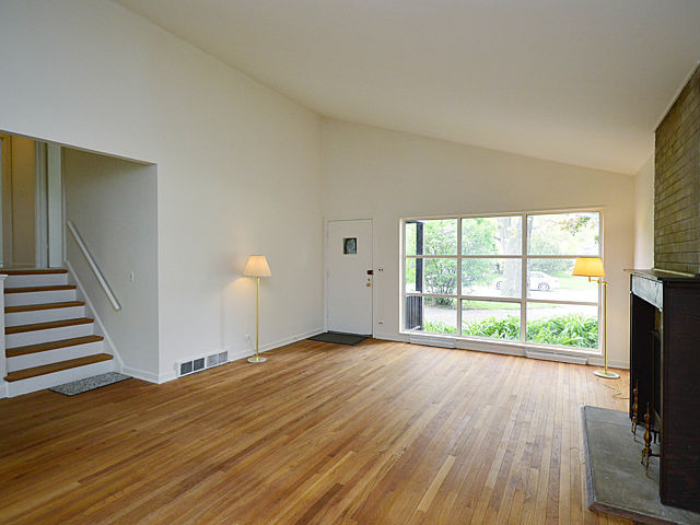 3530 Hillside Road Evanston, IL 60201 - Photo 4 of 18