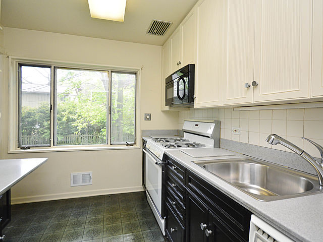 3530 Hillside Road Evanston, IL 60201 - Photo 8 of 18