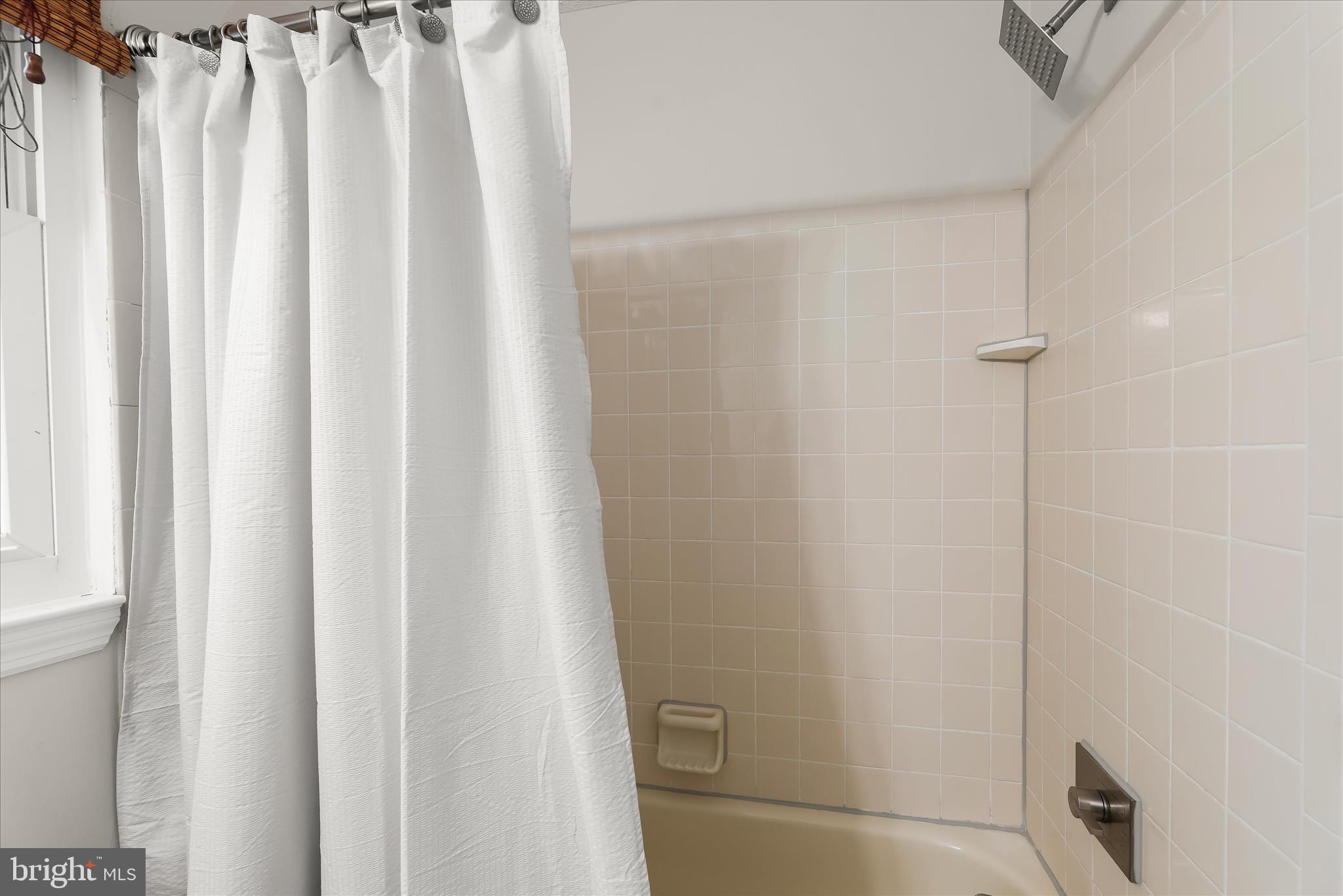 6420 Greenfield Road, Unit 810 Elkridge, MD 21075 - Photo 24 of 35 Tub and shower bath