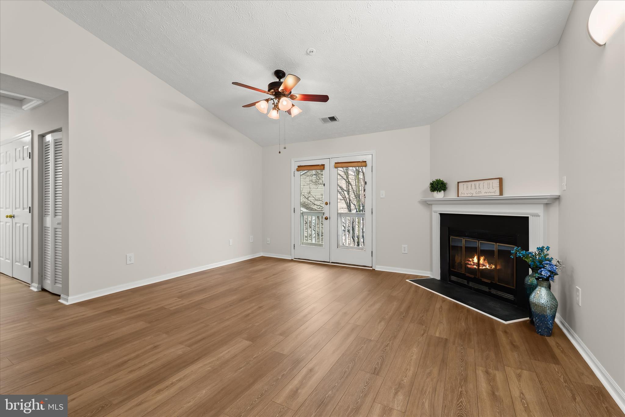 6420 Greenfield Road, Unit 810 Elkridge, MD 21075 - Photo 7 of 35 Living Room w/Vaulted Ceiling