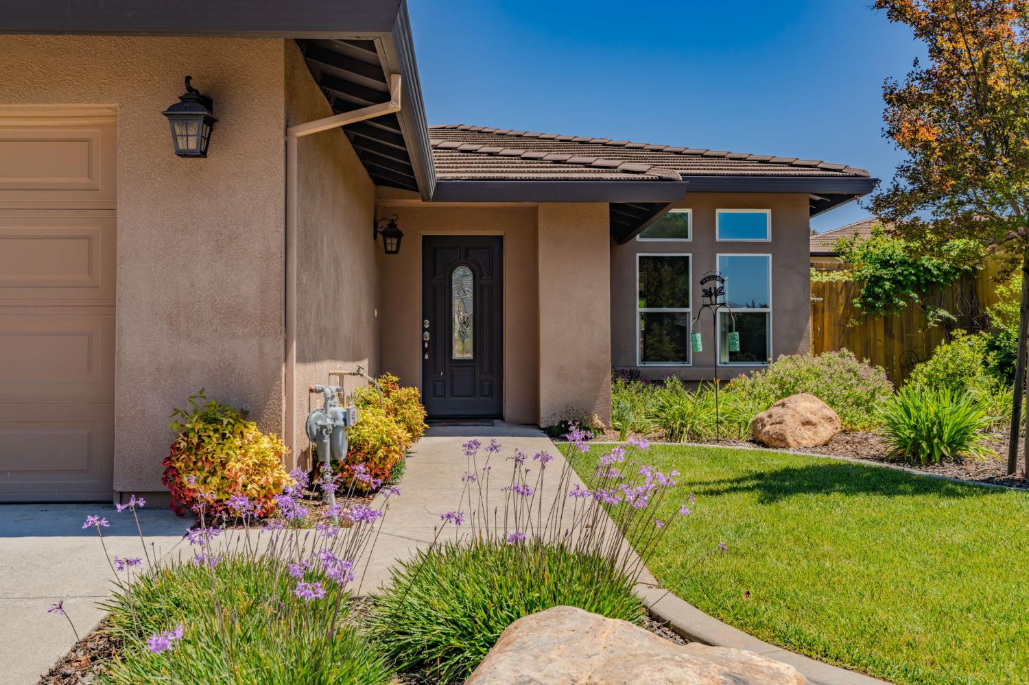 159 Emerald Lane Jackson, CA 95642 - Photo 6 of 58 a front view of a house with a yard
