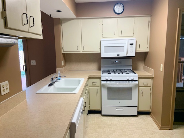 1456 West Judd Road Flint, MI 48507 - Photo 4 of 20 Kitchen