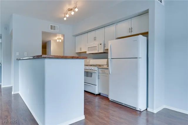$1,250 | 8250 North Grand Canyon Drive, Unit 1061, Las Vegas, NV 89166