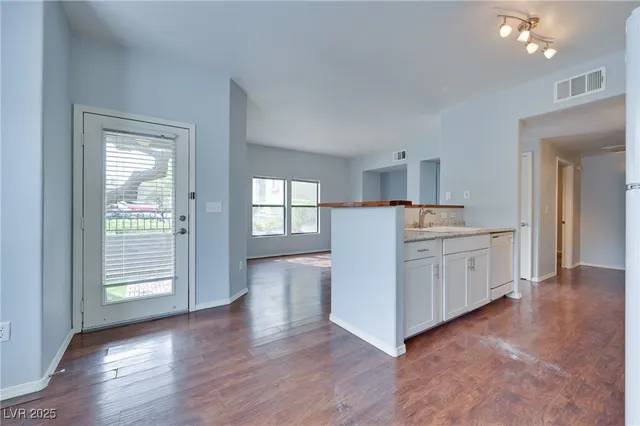 $1,250 | 8250 North Grand Canyon Drive, Unit 1061, Las Vegas, NV 89166