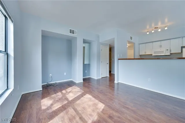 $1,250 | 8250 North Grand Canyon Drive, Unit 1061, Las Vegas, NV 89166