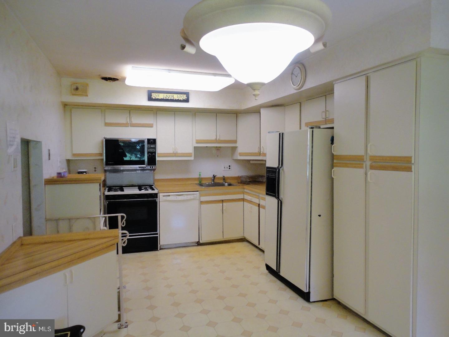 8830 Rising Sun Avenue Philadelphia, PA 19115 - Photo 11 of 25 Kitchen