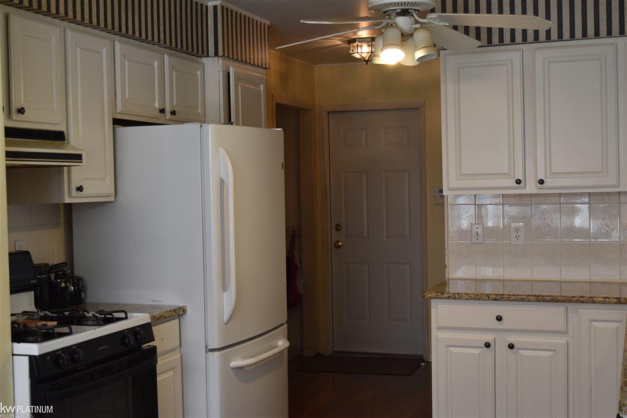 47040 Barbara Road Macomb, MI 48044 - Photo 19 of 32 31327539-18.JPG