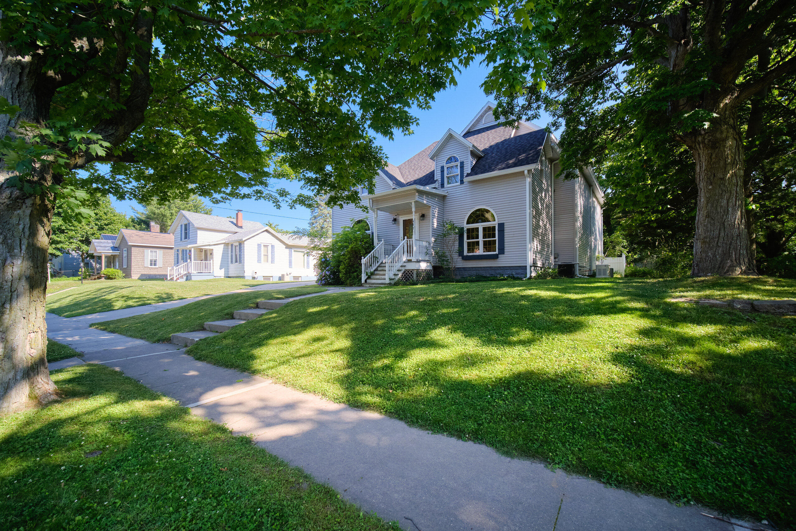 487 4th Street Manistee, MI 49660 - Photo 58 of 73 Front yard