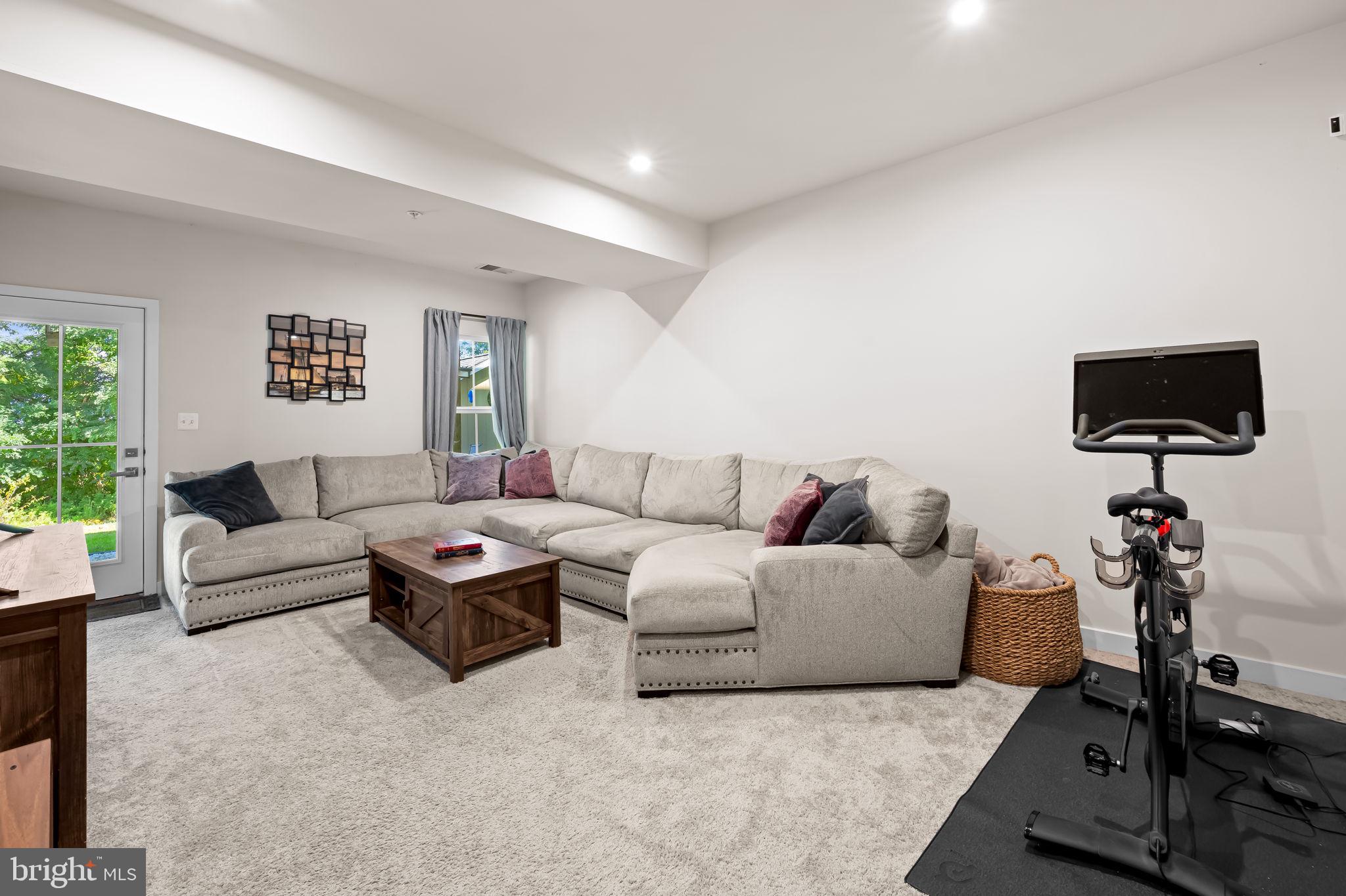 3044 Shaws Road Baltimore, MD 21219 - Photo 6 of 57