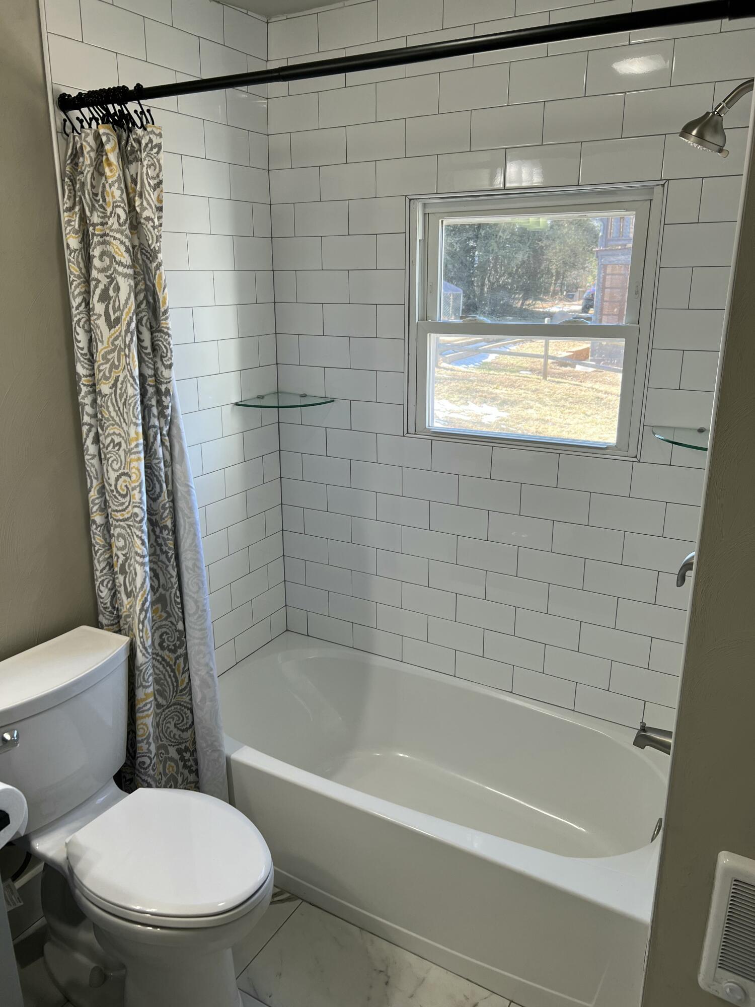602 Rutherford Avenue Northwest Roanoke, VA 24016 - Photo 11 of 15 a bathroom with a toilet and a bathtub