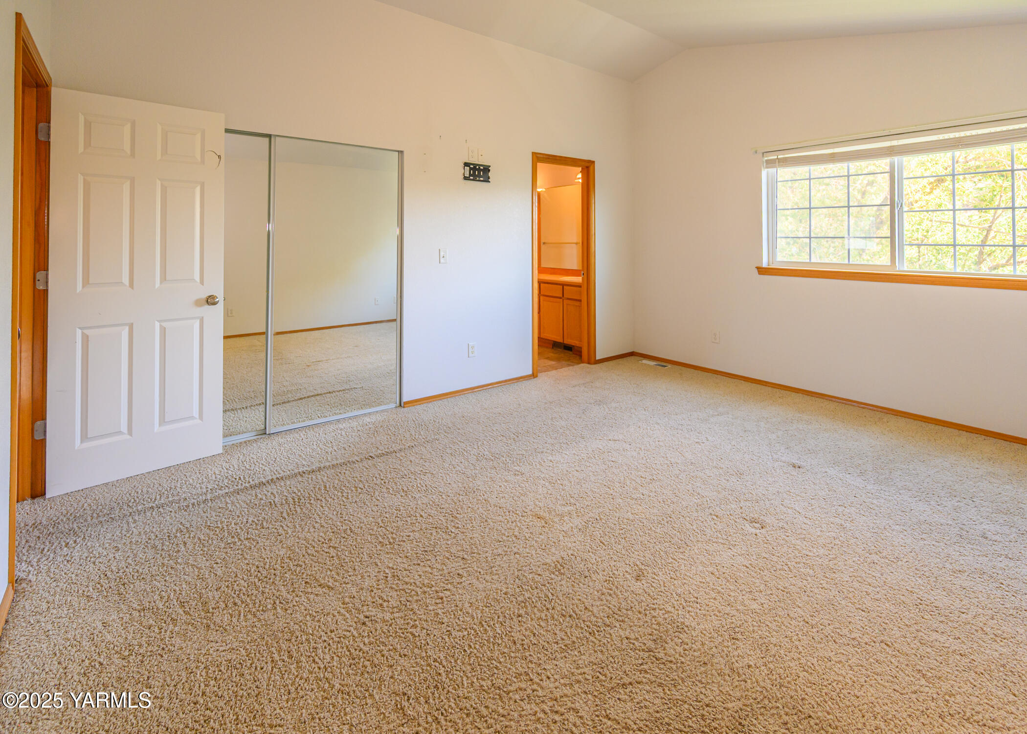 115 Lyle Loop Selah, WA 98942 - Photo 16 of 37 Primary Bedroom