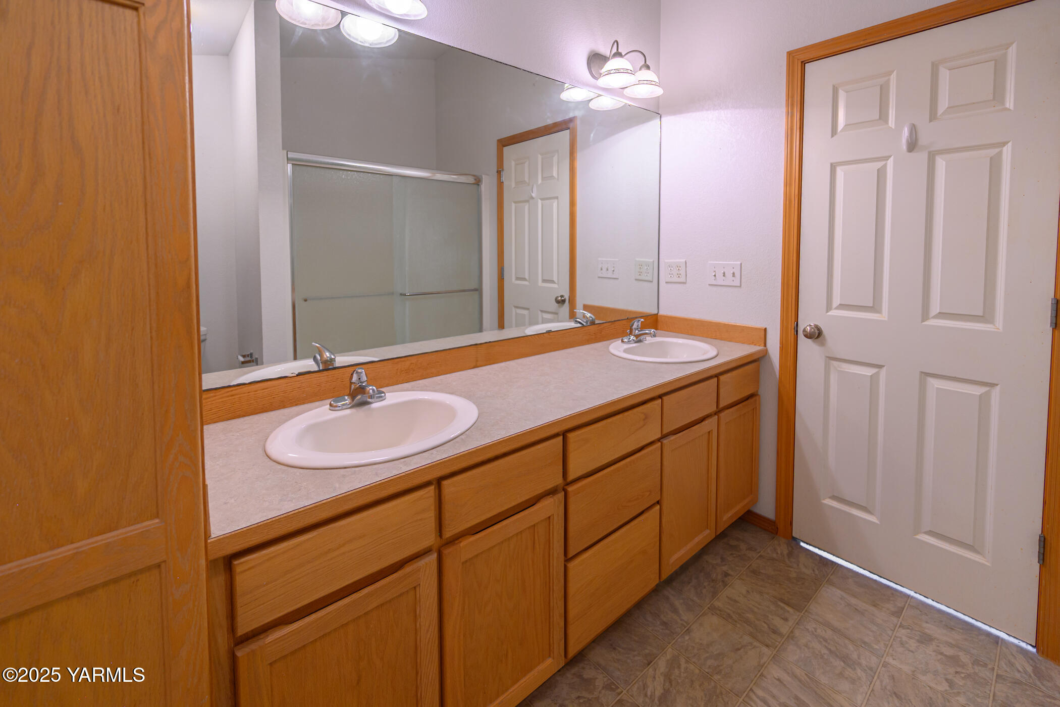 115 Lyle Loop Selah, WA 98942 - Photo 17 of 37 Primary Bathroom