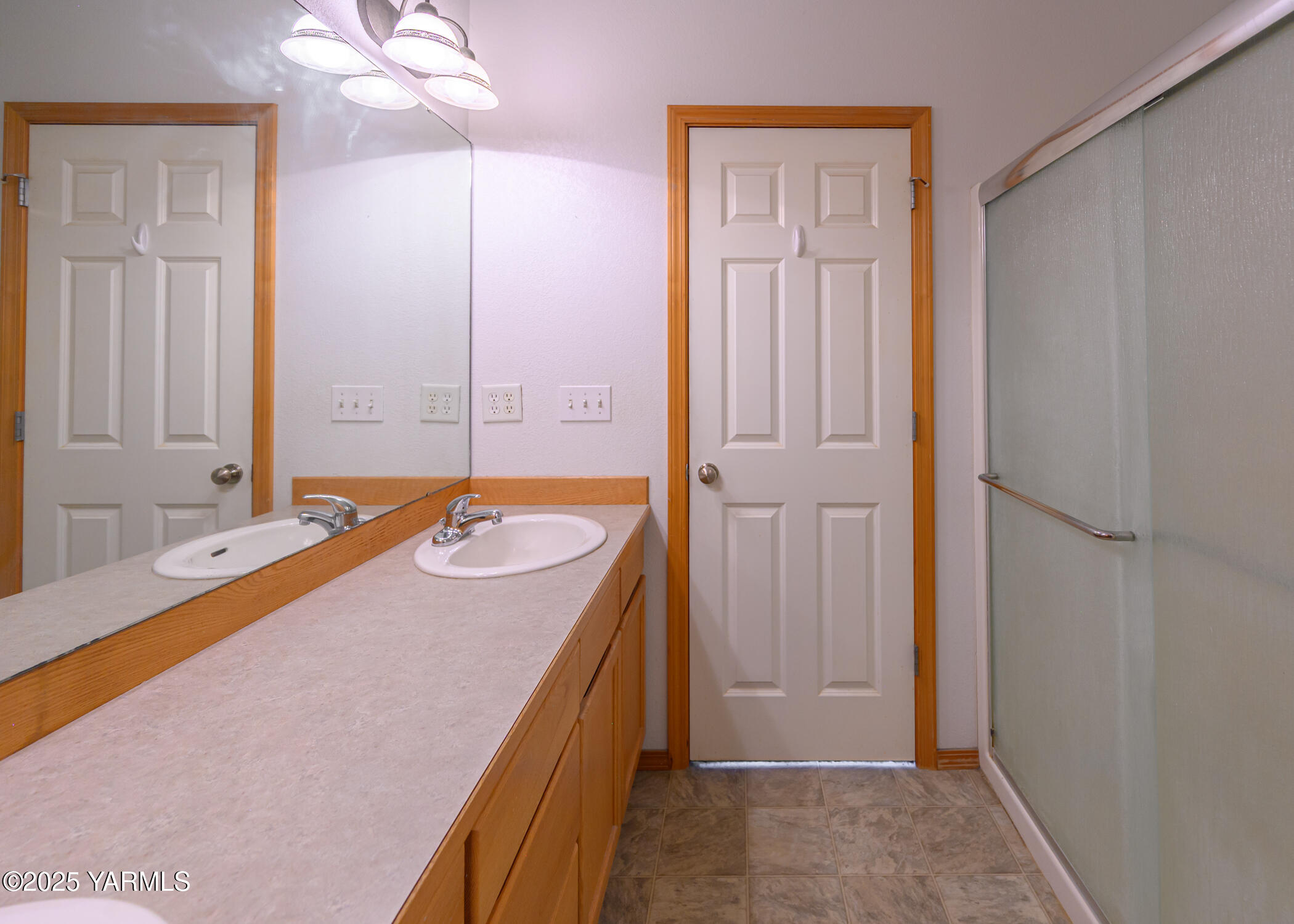 115 Lyle Loop Selah, WA 98942 - Photo 18 of 37 Primary Bathroom