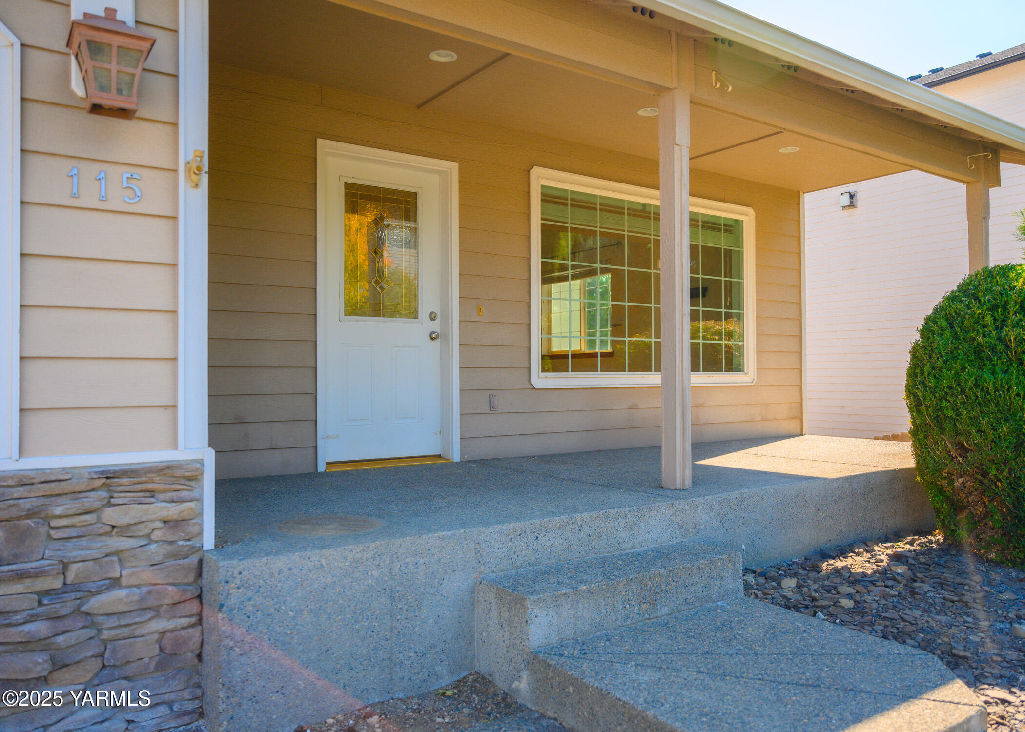 115 Lyle Loop Selah, WA 98942 - Photo 10 of 37 Front Porch