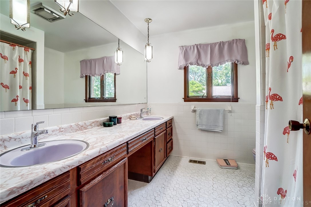 7705 Peters Road Tipp City, OH 45371 - Photo 18 of 22 Hall full bath