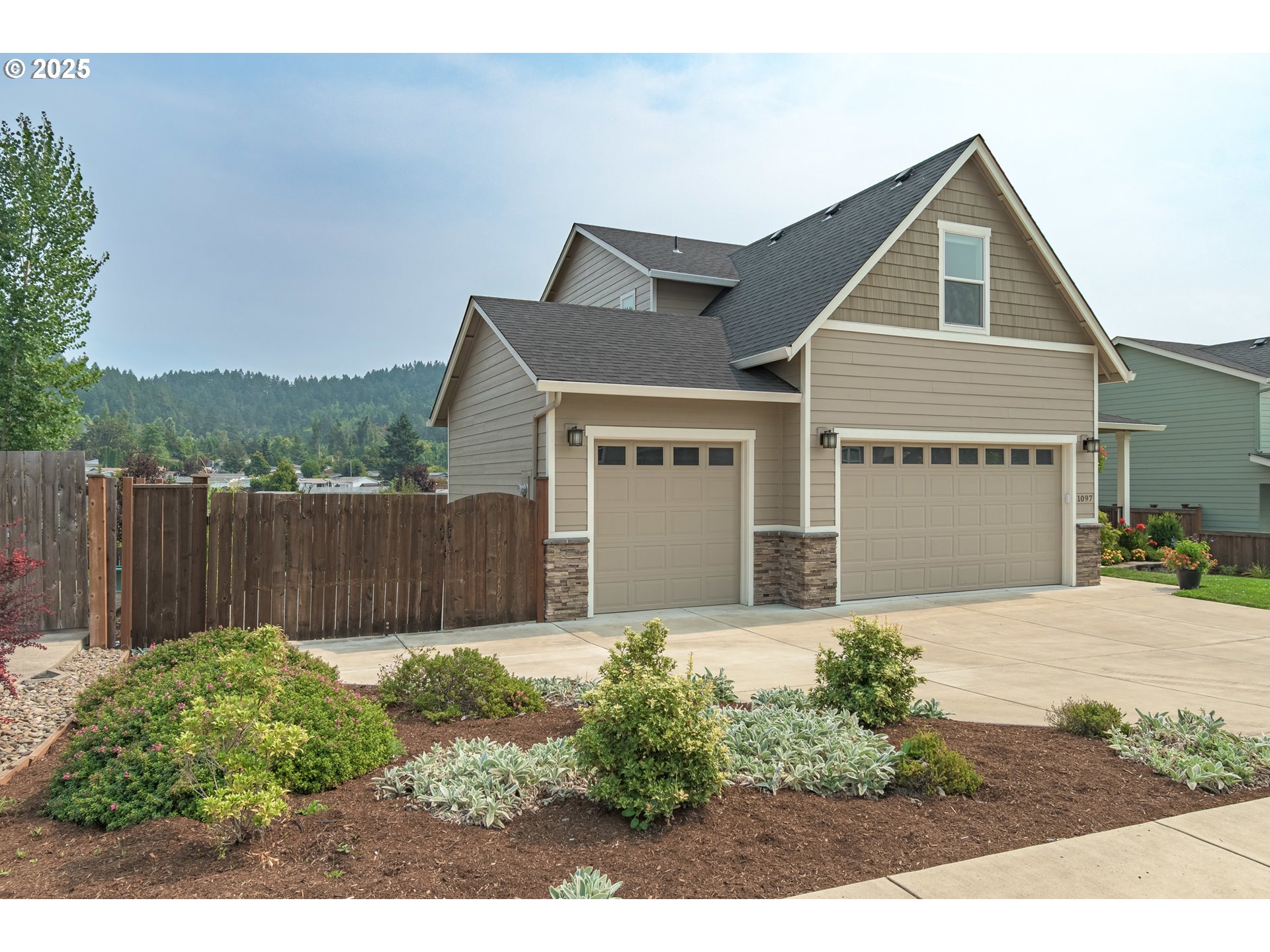 1097 South 57th Place Springfield, OR 97478 - Photo 3 of 46 Gallery Image 3