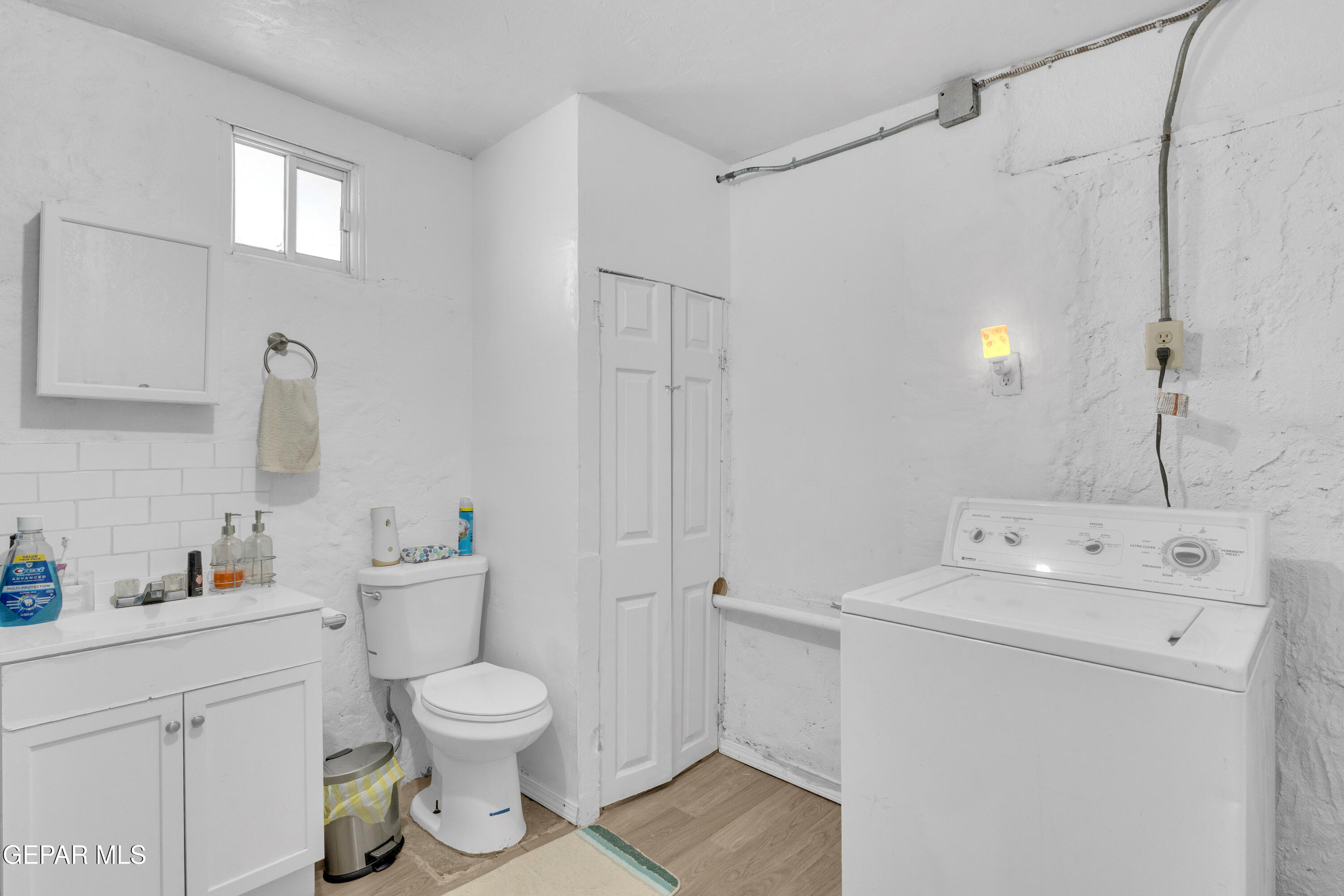 720 Johnson Street Fabens, TX 79838 - Photo 19 of 68 a bathroom with a toilet sink and mirror