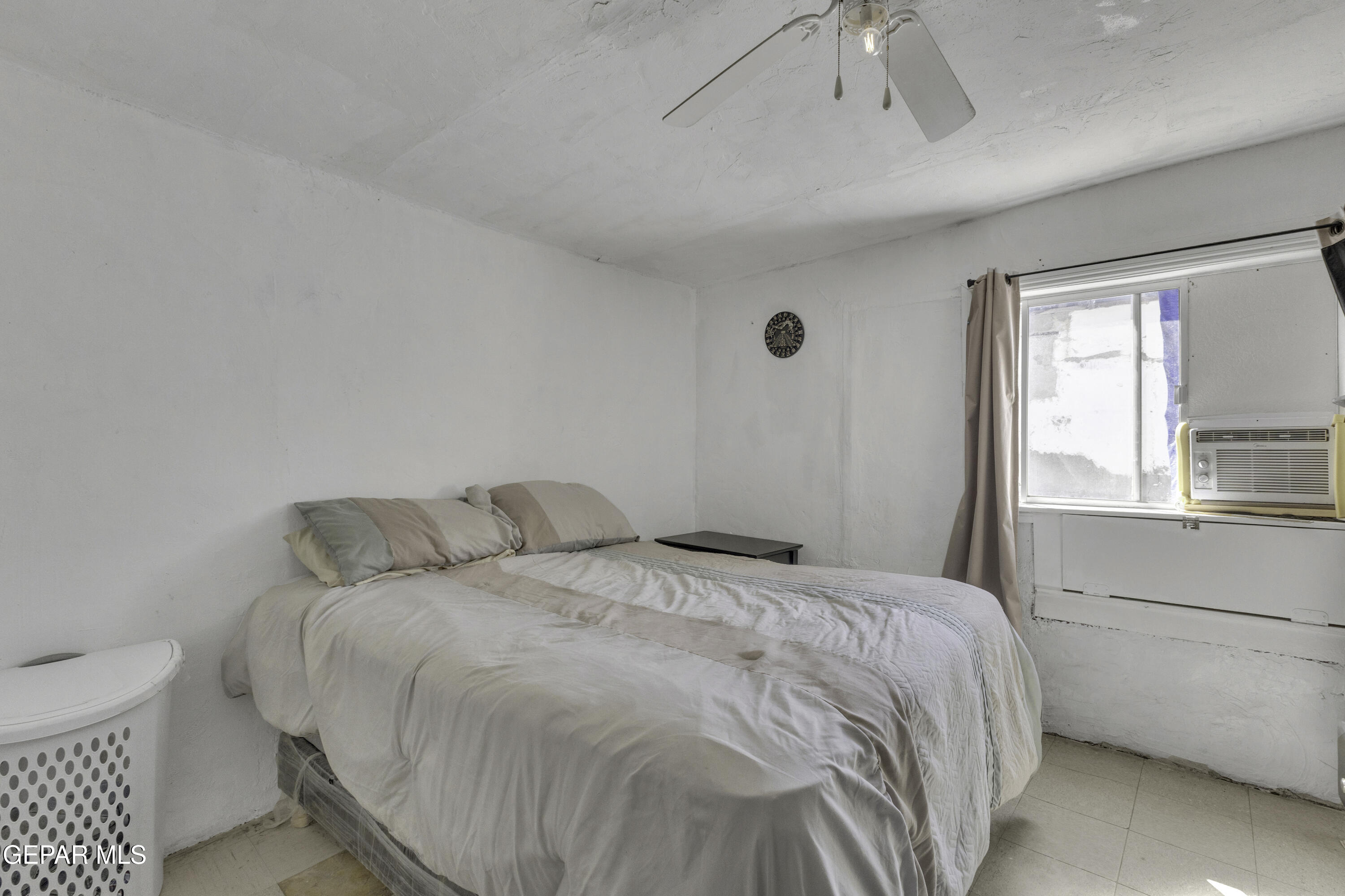 720 Johnson Street Fabens, TX 79838 - Photo 28 of 68 a bedroom with a bed and a window