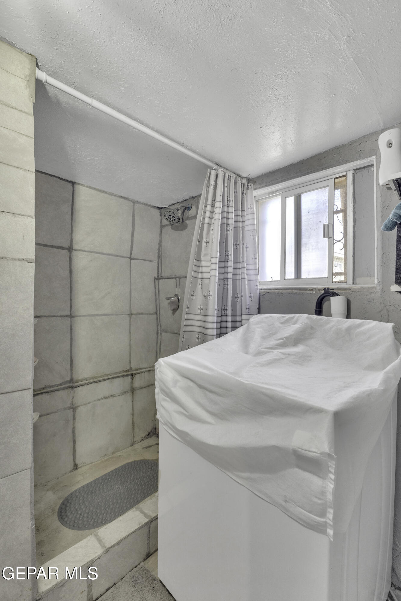 720 Johnson Street Fabens, TX 79838 - Photo 31 of 68 a spacious bathroom with a shower and a sink