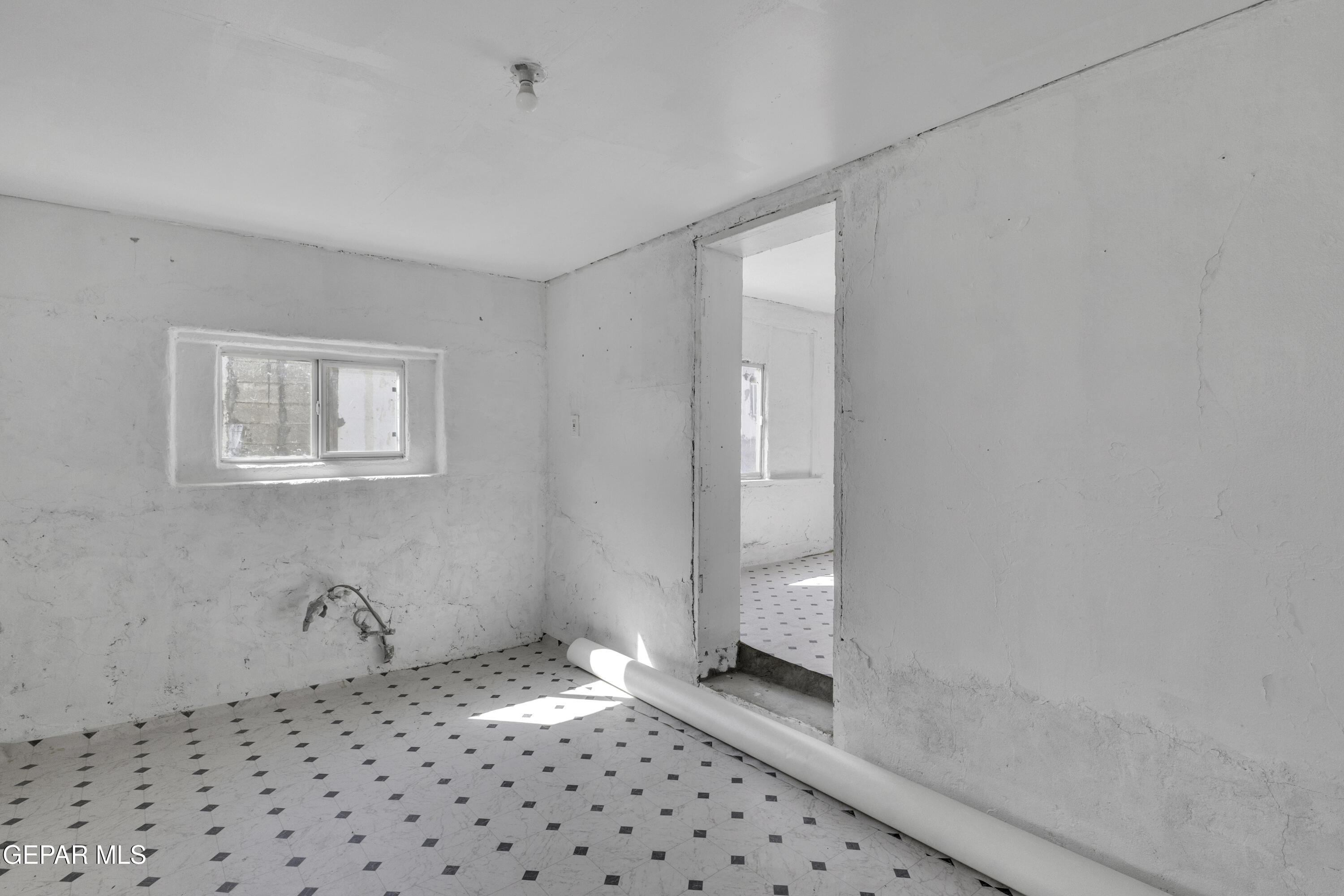 720 Johnson Street Fabens, TX 79838 - Photo 36 of 68 a room that has a rug and a window