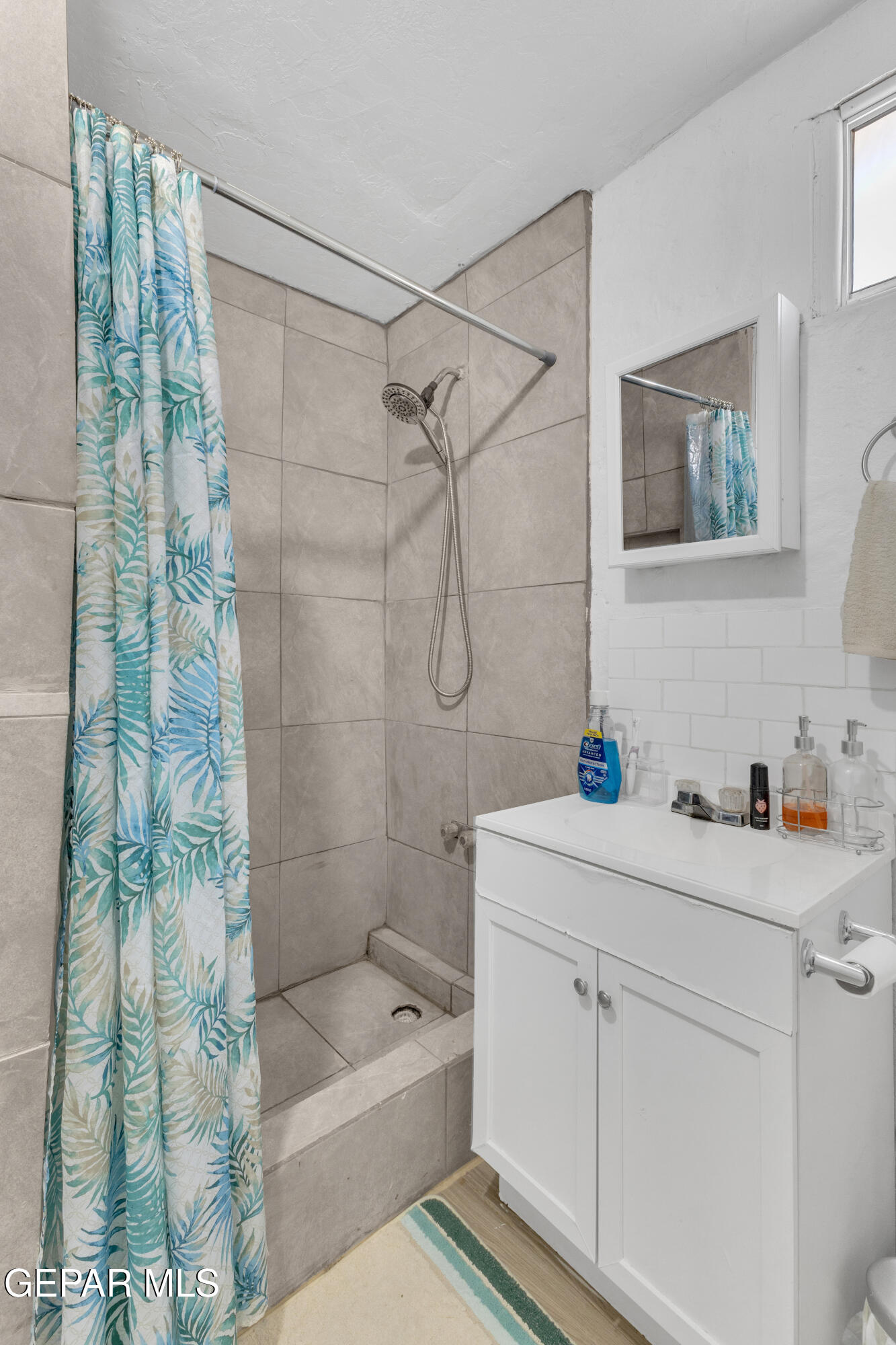 720 Johnson Street Fabens, TX 79838 - Photo 4 of 68 a bathroom with a sink a toilet and shower