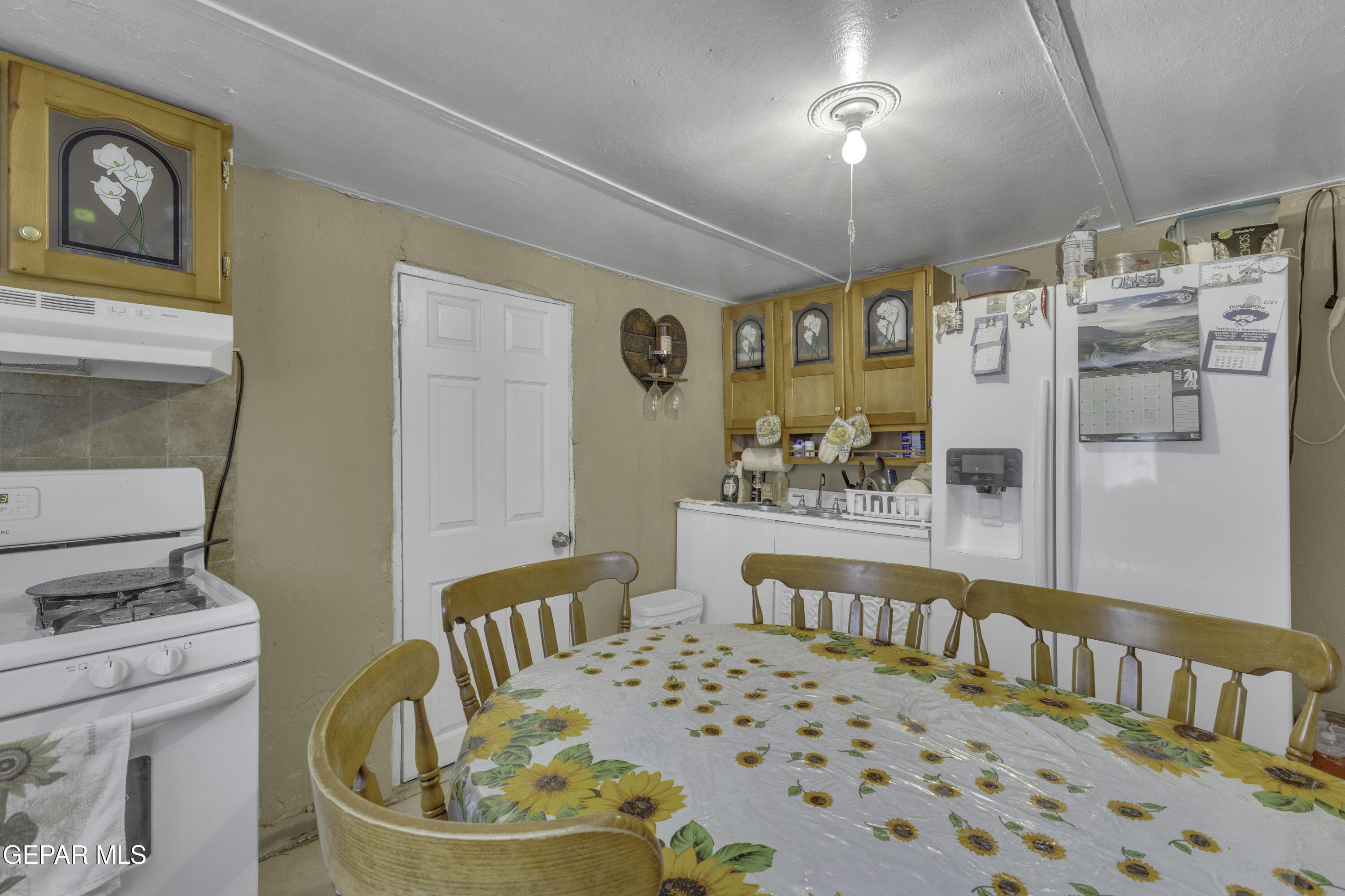 720 Johnson Street Fabens, TX 79838 - Photo 50 of 68 a view of a dining room with furniture
