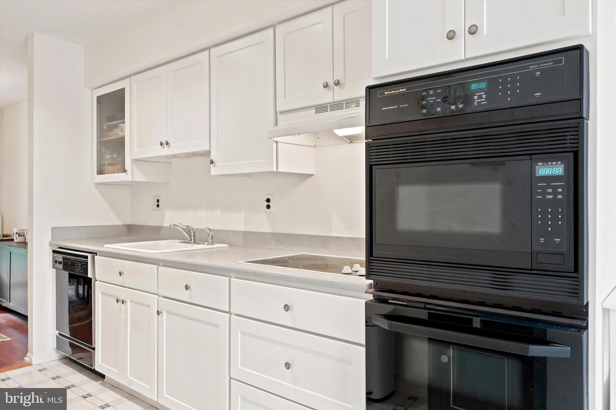 303 Hanover Court Chesterbrook, PA 19087 - Photo 11 of 25 Kitchen