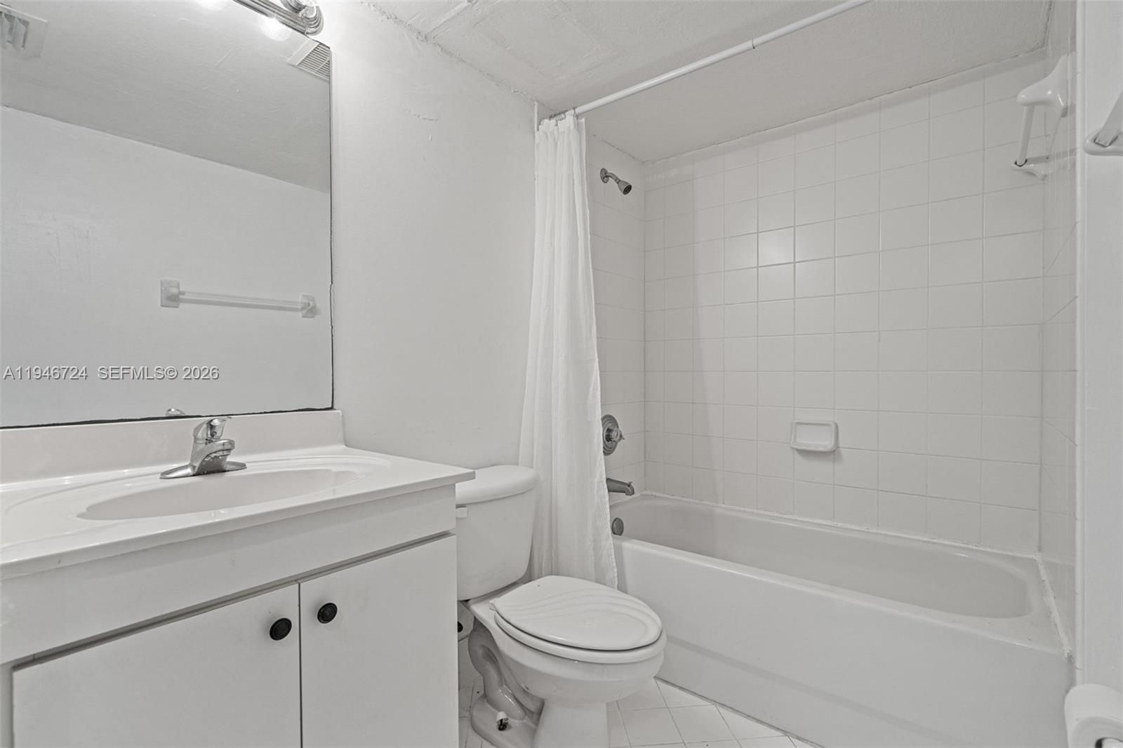 945 Northeast 34th Avenue, Unit 103 Homestead, FL 33033 - Photo 14 of 40 Shared second bathroom