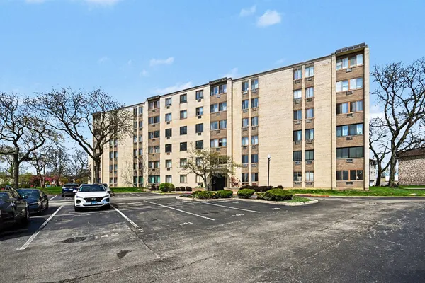 $124,900 | 9720 South Pulaski Road, Unit 102, Oak Lawn, IL 60453