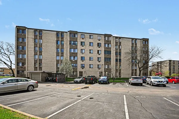 $124,900 | 9720 South Pulaski Road, Unit 102, Oak Lawn, IL 60453