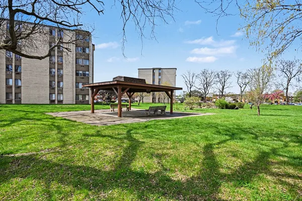 $124,900 | 9720 South Pulaski Road, Unit 102, Oak Lawn, IL 60453