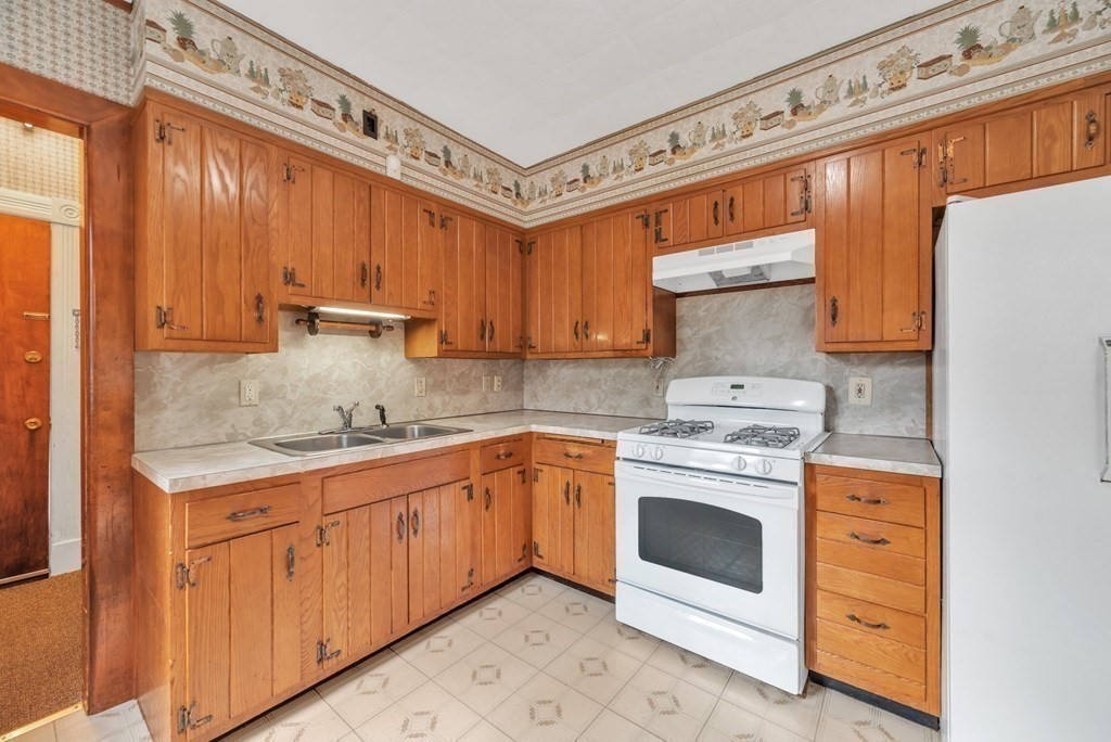 178 Dickinson Street Springfield, MA 01108 - Photo 8 of 42 Gallery Image 8