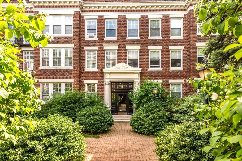 9 Bradford Terrace, Unit 5 Brookline, MA 02446 - Photo 1 of 24