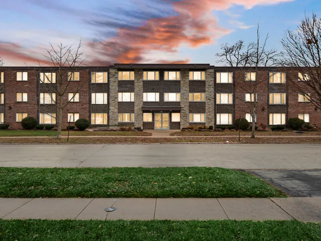 $159,900 | 10210 Washington Avenue, Unit 103, Oak Lawn, IL 60453