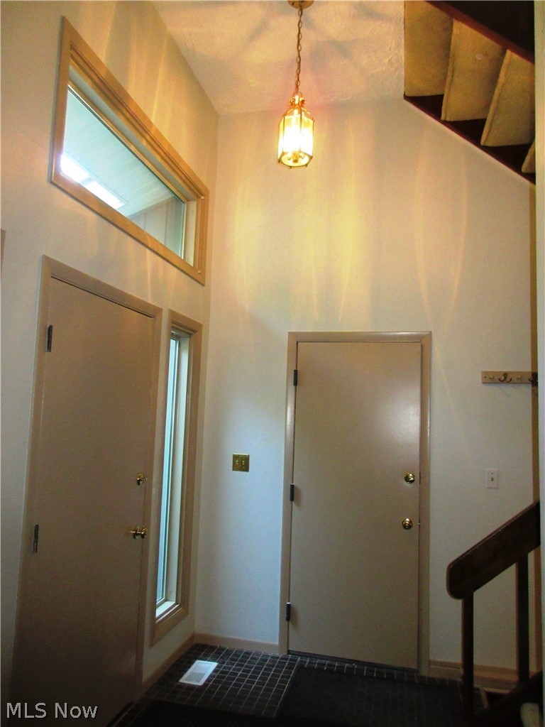 2412 Call Road, Unit 1A Stow, OH 44224 - Photo 7 of 34 Foyer with vaulted architecture.