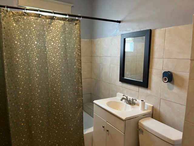 829 North 7th Street Rochelle, IL 61068 - Photo 14 of 24 a bathroom with a sink toilet and shower