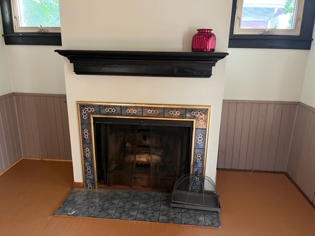 829 North 7th Street Rochelle, IL 61068 - Photo 6 of 24 a close view of a fireplace in wooden floor