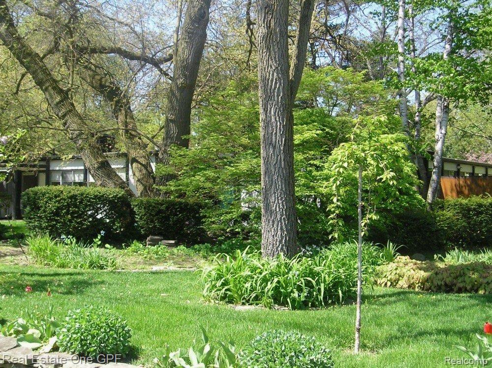 55 Vendome Road Grosse Pointe, MI 48236 - Photo 1 of 13 55 Vendome